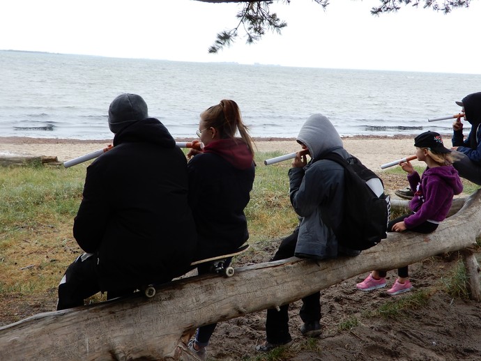 5. Platz: Kinder mit Zigarette am Strand (vergrößerte Bildansicht wird geöffnet)