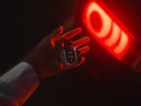 Hand mit Autoschlüssel.