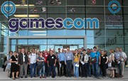 Gruppenfoto des Arbeitskreises vor dem Eingang der Gamescom in Köln