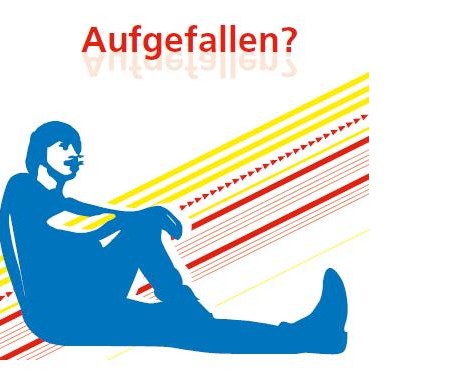 Ein junger Mann sitzt auf dem Boden.
