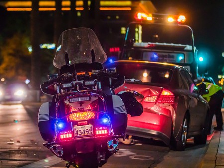 Ein Unfall-Auto wird abgeschlppt.