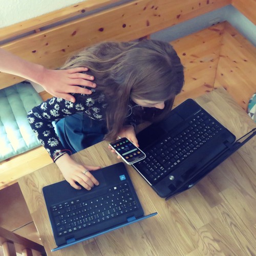 Mädchen an Laptop und Handy, Bild: HTKJ GmbH