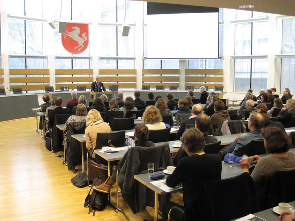 Ein Tagungsraum mit vielen Zuhörern.
Foto: LWL/Jörg Körner