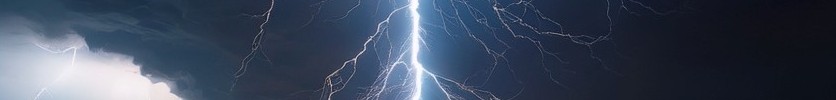 Das Bild zeigt einen Blitz der in der Ferne einschlägt.
Bild: LWL/KI-generiert